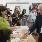 Juan José Imbroda saluda a los miembros de la mesa electoral