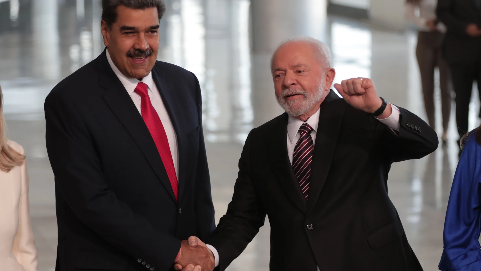 AME2682. BRASILIA (BRASIL), 29/05/2023.- El presidente de Brasil, Luiz Inácio Lula da Silva, estrecha la mano de su homólogo venezolano, Nicolás Maduro, hoy, en el Palacio do Planalto, en Brasilia (Brasil). Maduro se encuentra en una visita oficial para participar en una cumbre convocada por Lula da Silva en la cual se reunirán 10 presidentes de países sudamericanos y un representante del gobierno peruano. EFE/ André Coelho