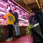 Compras en un mercado en Madrid.
