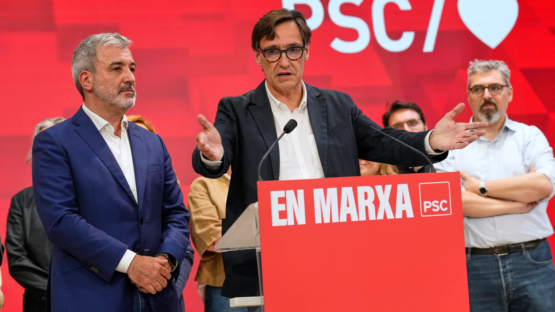 BARCELONA, 28/05/2023.- El candidato del PSC a la alcaldía de Barcelona, Jaume Collboni (i), y el Primer secretario del partido, Salvador Illa, comparecen para valorar los resultados electorales este domingo en la sede del partido en Barcelona. EFE/Alejandro García