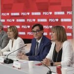 GRAFCAT850. BARCELONA, 29/05/2023.- El primer secretario del PSC, Salvador Illa (2d), junto a la presidenta del Congreso de los Diputados, Meritxell Batet (2i), el alcaldable por Barcelona, Jaume Collboni (3i), la presidenta de la Diputación de Barcelona, Nuria Marín (d) y la viceprimera secretaria de Organización y Acción Electoral del PSC, Lluïsa Moret (3d), entre otros, durante la reunión de la ejecutiva del partido para valorar los resultados de las elecciones municipales y el anuncio del presidente del Gobierno, Pedro Sánchez de adelantar las elecciones generales. 