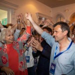 Bruno García celebre con Teófila Martínez el triunfo