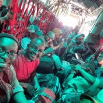 Mwape Mulumbi, Directora Nacional de Plan International en Sudán, (primera por la izquierda) a su salida del país