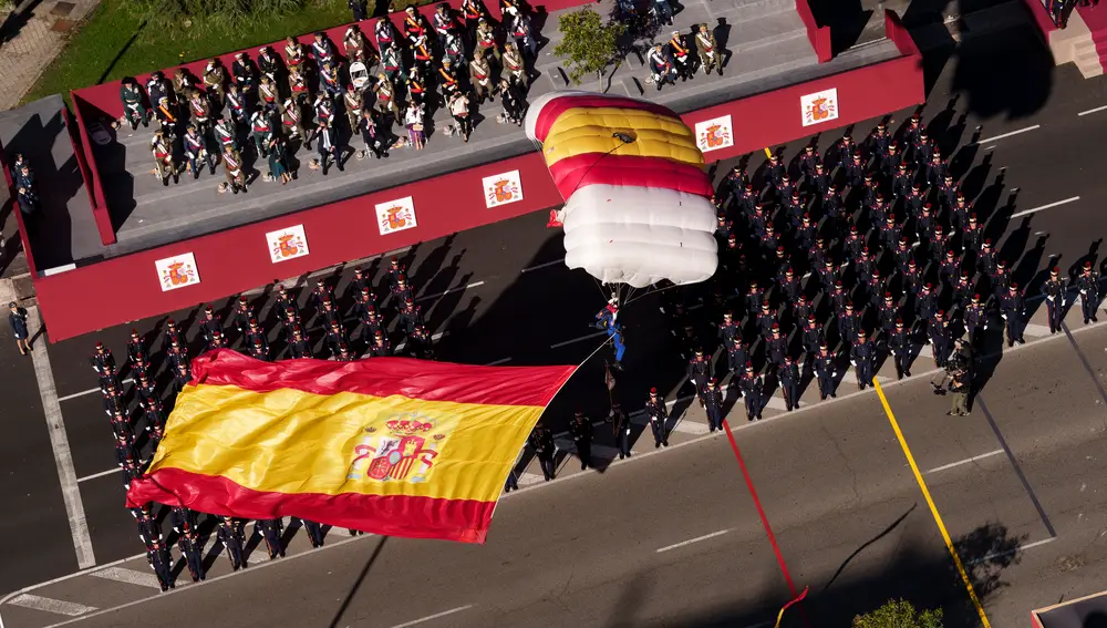 Desfile del 12 de Octubre, Dia de la Hispanidad. Paracaidista.