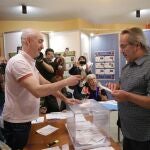 Guarido, de IU, ejerce su derecho al voto el pasado domingo en un colegio electoral de Zamora