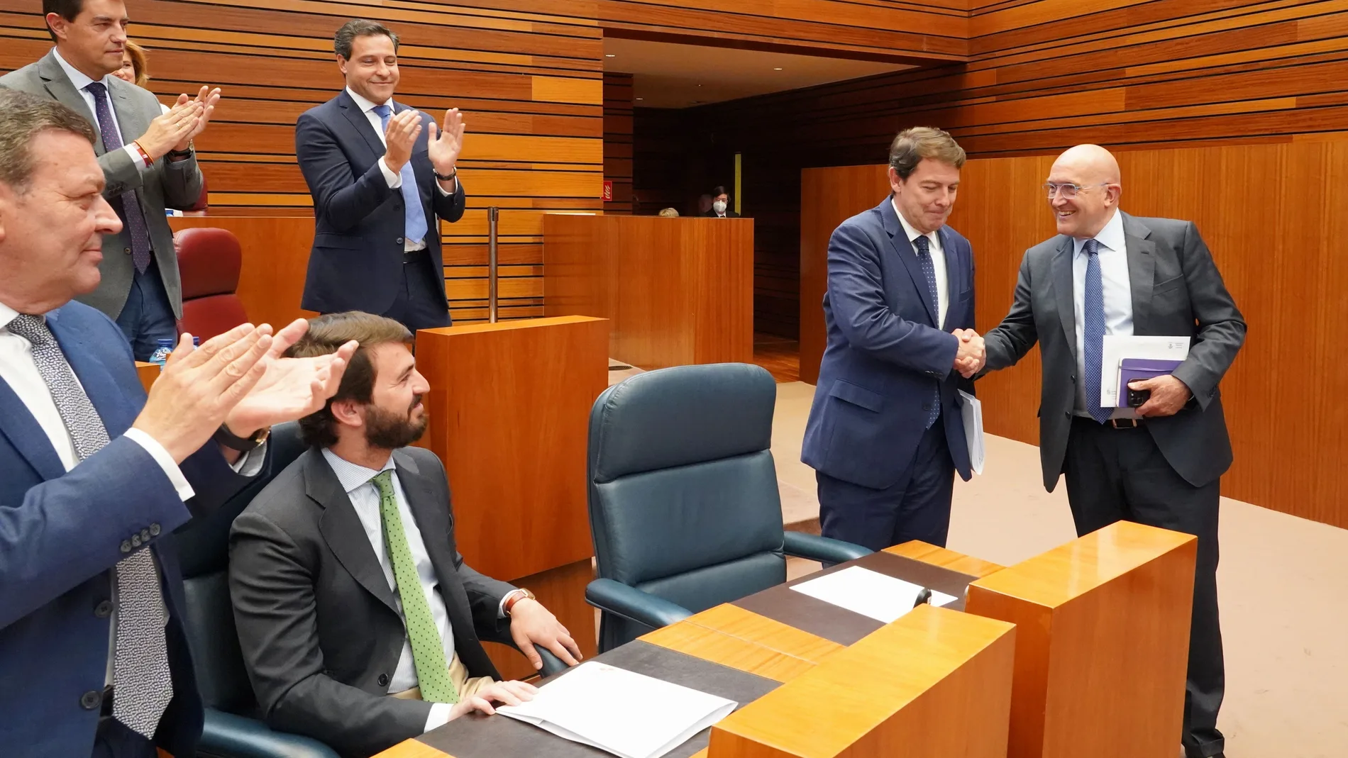 Mañueco saluda a Carnero antes del pleno en presencia de García-Gallardo