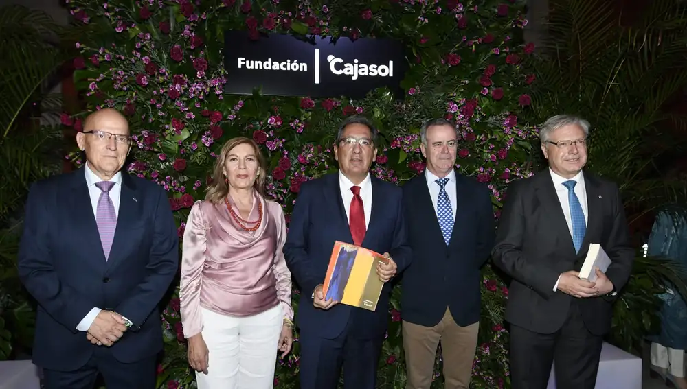 Antonio Pulido posa junto a algunos de los invitados y representantes de las instituciones y entidades que colaboran con la Fundación Cajasol