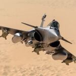 Imagen de un caza francés Rafael F4 en vuelo