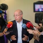 Igea atiende a los medios en los pasillos de las Cortes
