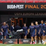 Los jugadores del Sevilla salen para hacer el último entrenamiento antes de la final