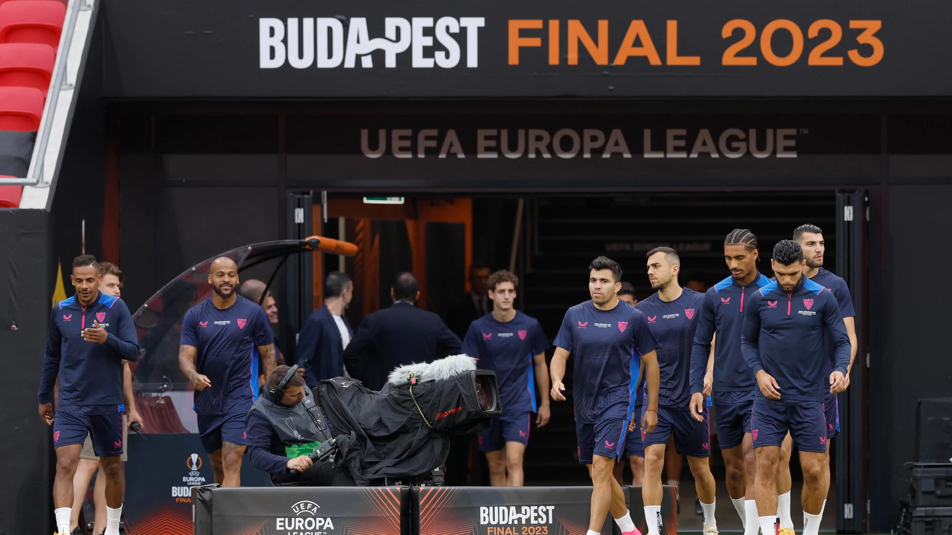 BUDAPEST (HUNGRÍA), 30/05/2023.- Los jugadores del Sevilla FC (i-d)Fernando Reges, Marcao, Marcos Acuña, Joan Jordán, Loic Badé, Karim Rekik y Rafa Mir participan en una sesión de entrenamiento este martes en el Puskas Arena de Budapest (Hungría), donde mañana jugarán la Final de la Liga Europa ante la AS Roma. EFE/ Julio Muñoz