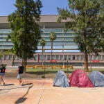 Cinco días acampados en Sevilla para ser los primeros en el concierto de Manuel Carrasco