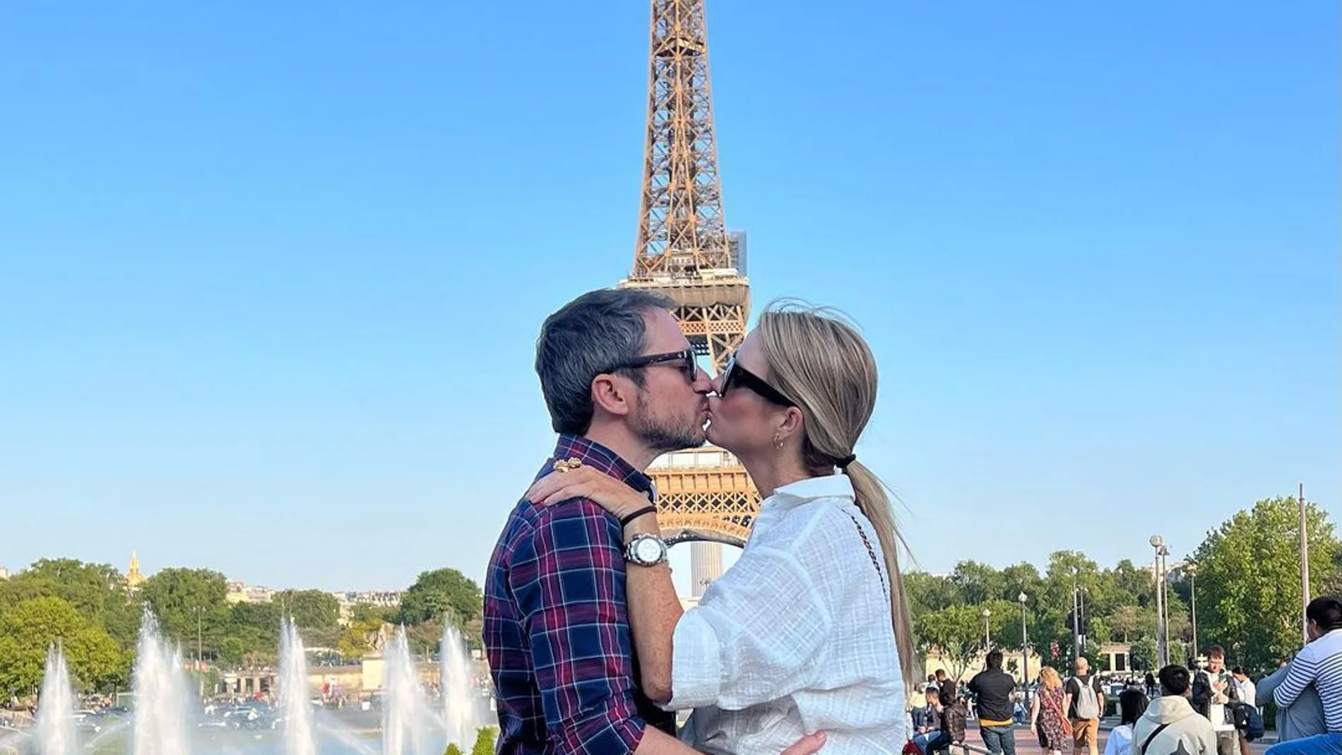 Amelia Bono y Manuel Martos se comen a besos en París