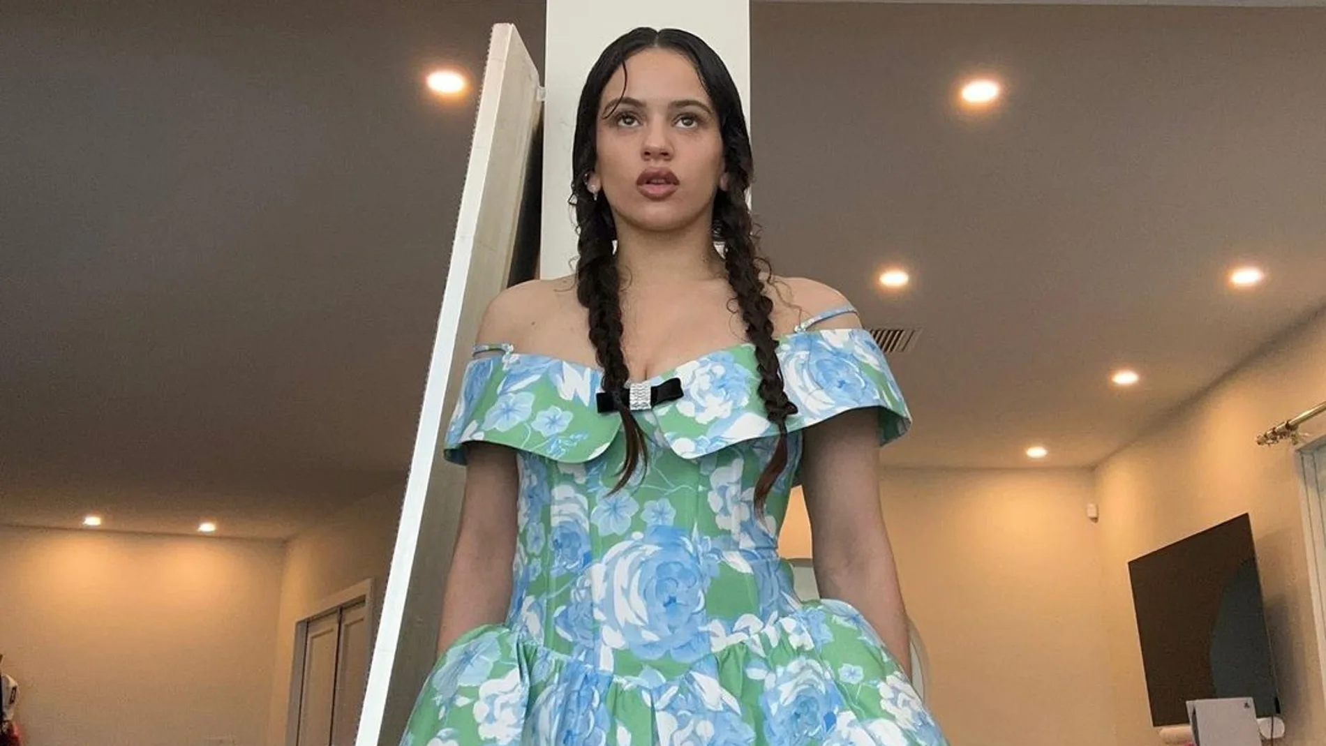 Rosalía con mini vestido de estilo oriental.