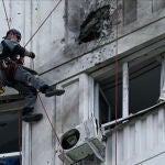 Vista de los daños provocados en uno de los bloques alcanzados por los drones en Moscú este martes