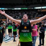 Joel Parra celebra con el público la clasificación del Joventut