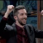 David Broncano con gesto celebratorio durante la emisión de 'La Resistencia'