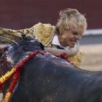  El novillero Lalo de María entra a matar al segundo de los de su lote, durante la corrida de la Feria de San Isidro celebrada este martes en la plaza de toros de Las Ventas, en Madrid.