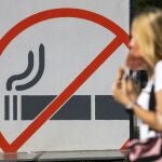 Señal de prohibido fumar frente a la entrada de un Hospital en Madrid.