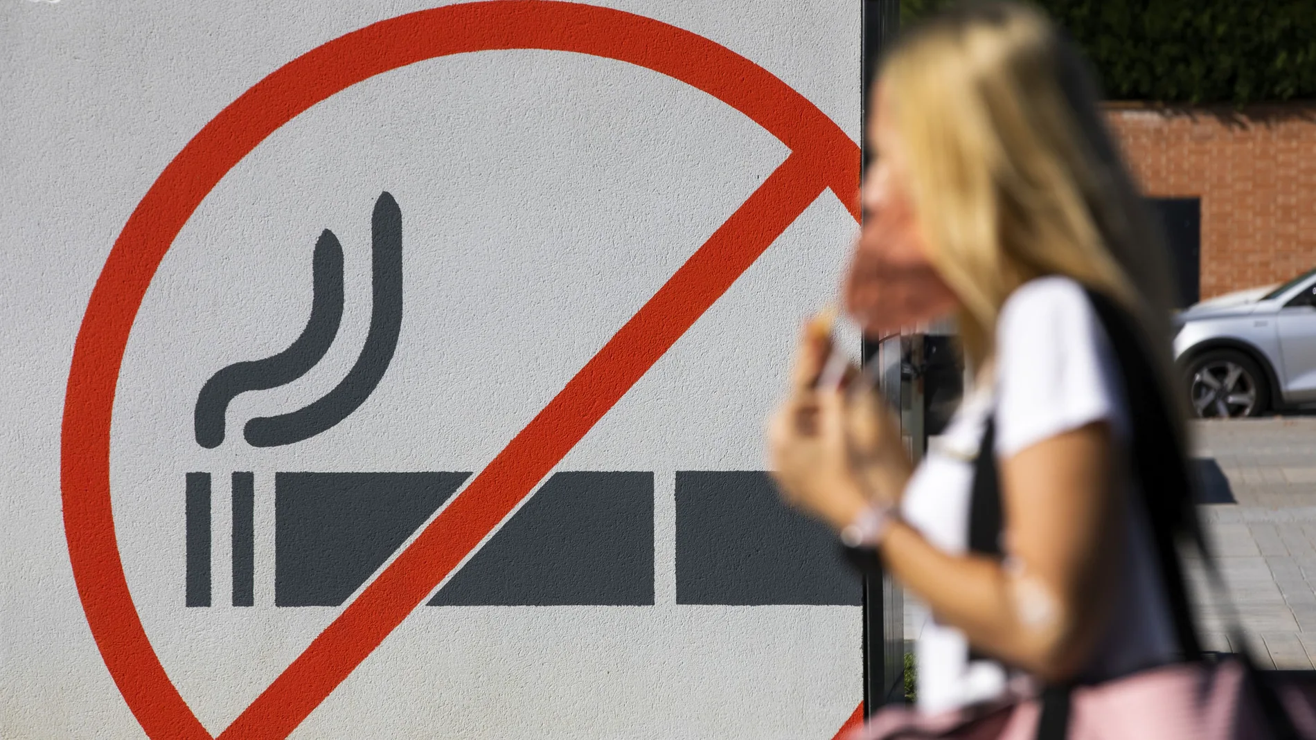 Señal de prohibido fumar frente a la entrada de un Hospital en Madrid.