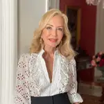 Carmen Lomana con blusa bordada.