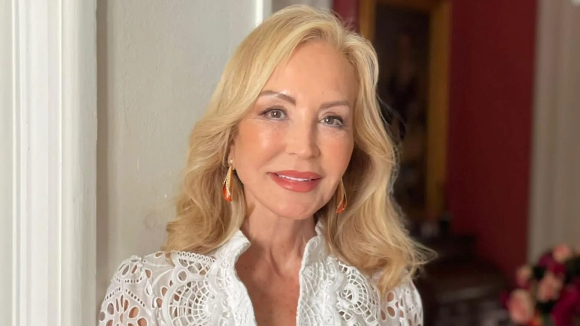 Carmen Lomana con blusa bordada.