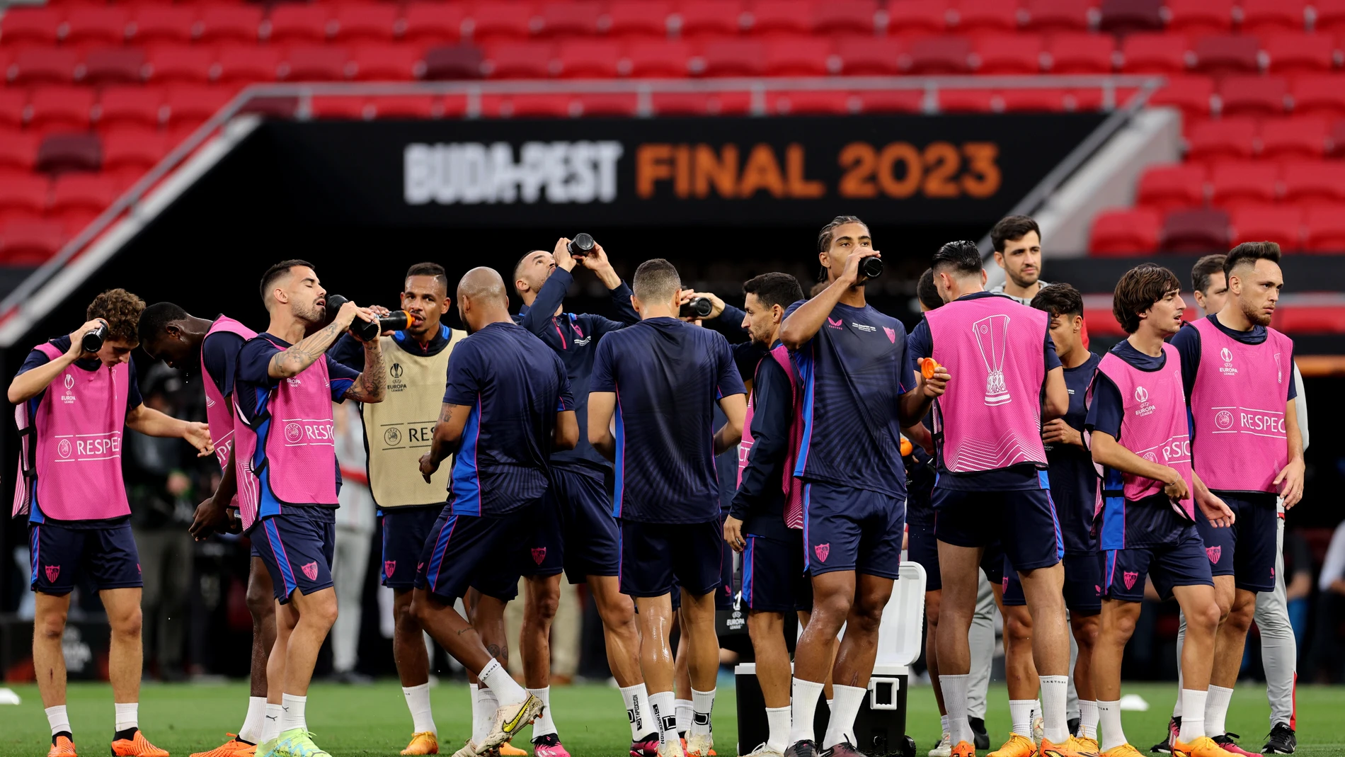 Budapest (Hungary), 30/05/2023.- Players of Sevilla refresh during a training session in Budapest, Hungary, 30 May 2023. AS Roma will face Sevilla FC in the UEFA Europa League final in Budapest on 31 May 2023. (Hungría) EFE/EPA/ANNA SZILAGYI