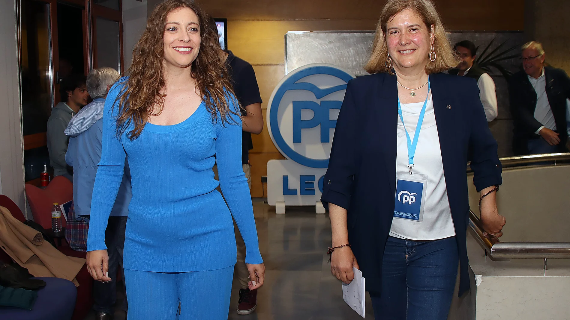 La candidata del PP Margarita Torre junto a la presidenta provincial Ester Muñoz