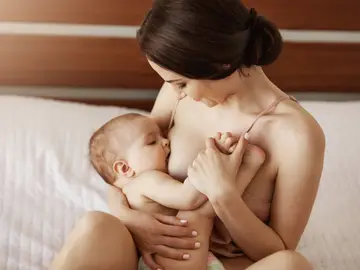 Mujer dando el pecho a su bebé ¿Es saludable la leche materna de una madre vegana?