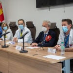 El presidente de la Sociedad Española de Neumología y Cirugía Torácica (SEPAR), Francisco García Río y el director gerente del CAUSA, Luis Ángel González y la jefa de servicio de Neumología, Rosa Cordovilla, participan en la presentación de la adhesión a la Red Global de Hospitales sin Humo del Complejo Asistencial Universitario de Salamanca. En la imagen, Francisco Javier Rubio, jefe de enfermería de la Unidad de Calidad