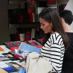 La Reina Letizia visita por sorpresa la Feria del Libro de Madrid.