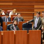 Mañueco llega a su escaño en las Cortes junto a Suárez-Quiñones