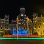 La fuente de Cibeles iluminada con la bandera de Azerbaiyán