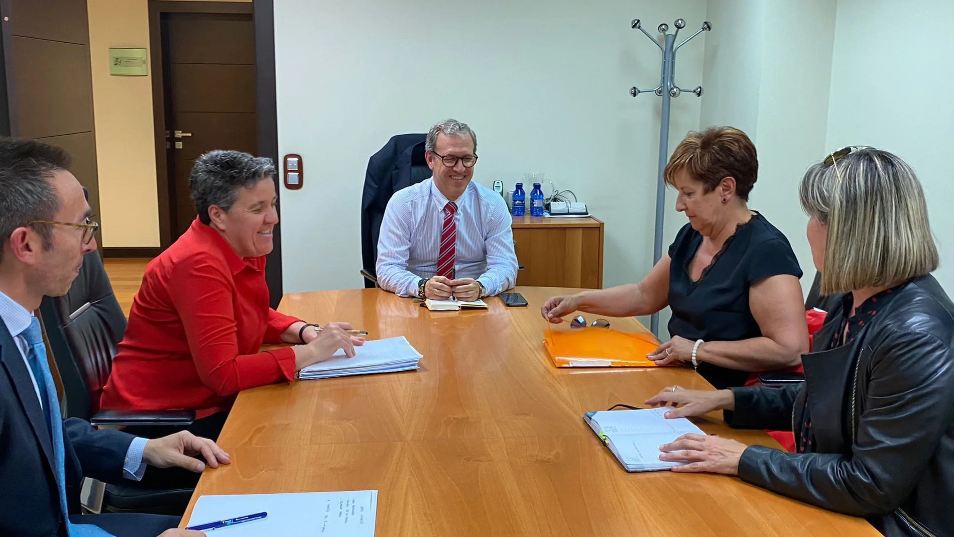 El consejero Mariano Veganzones se reúne con los miembros del comité de empresa de la planta de Siro en Venta de Baños