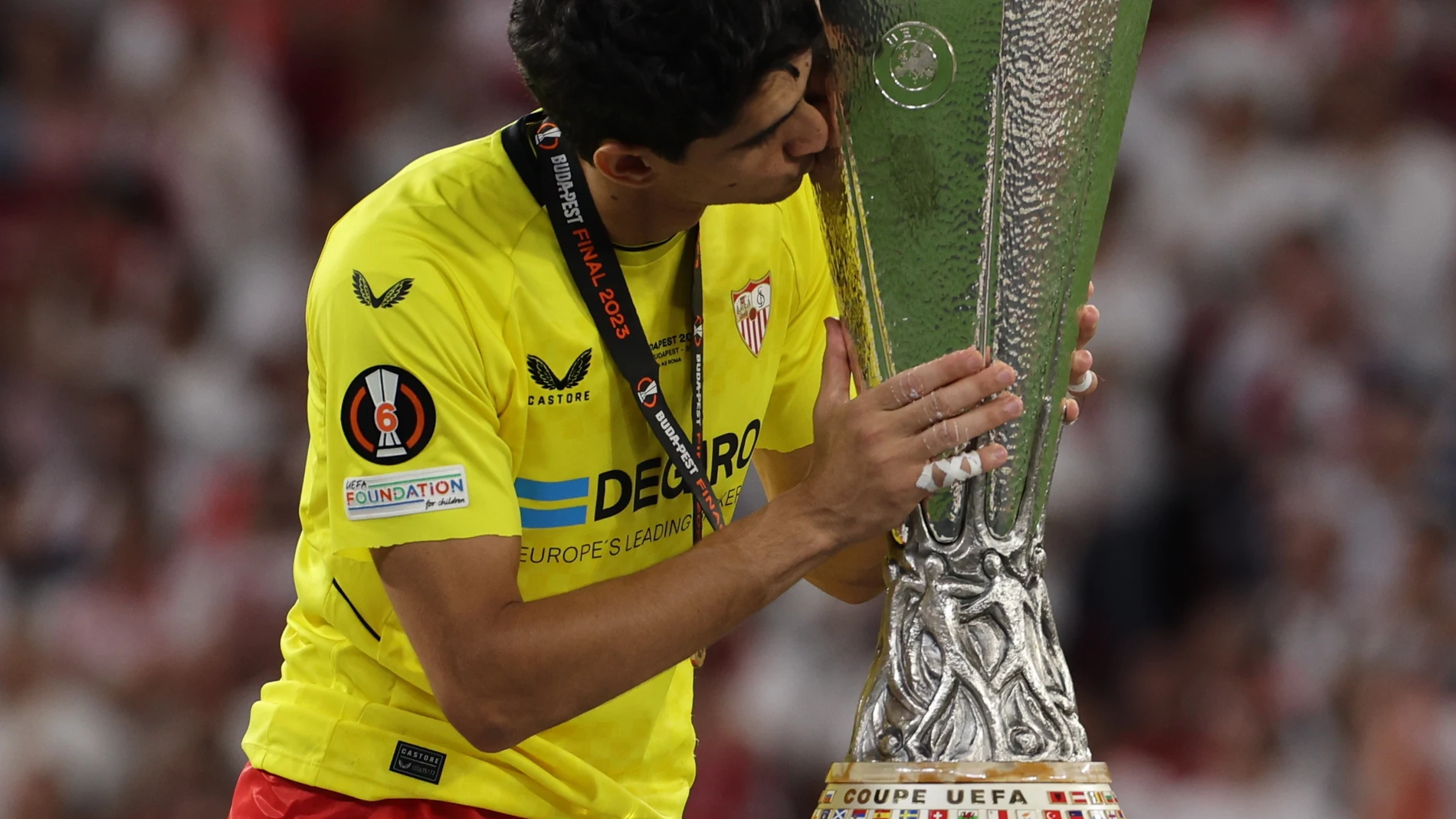 Budapest (Hungary), 31/05/2023.- Sevilla goalkeerp Bono poses with the trophy after winning the UEFA Europa League final between Sevilla FC and AS Roma, in Budapest, Hungary, 01 June 2023. Sevilla won the final with 4-1 on penalties. (Hungría) EFE/EPA/ANNA SZILAGYI