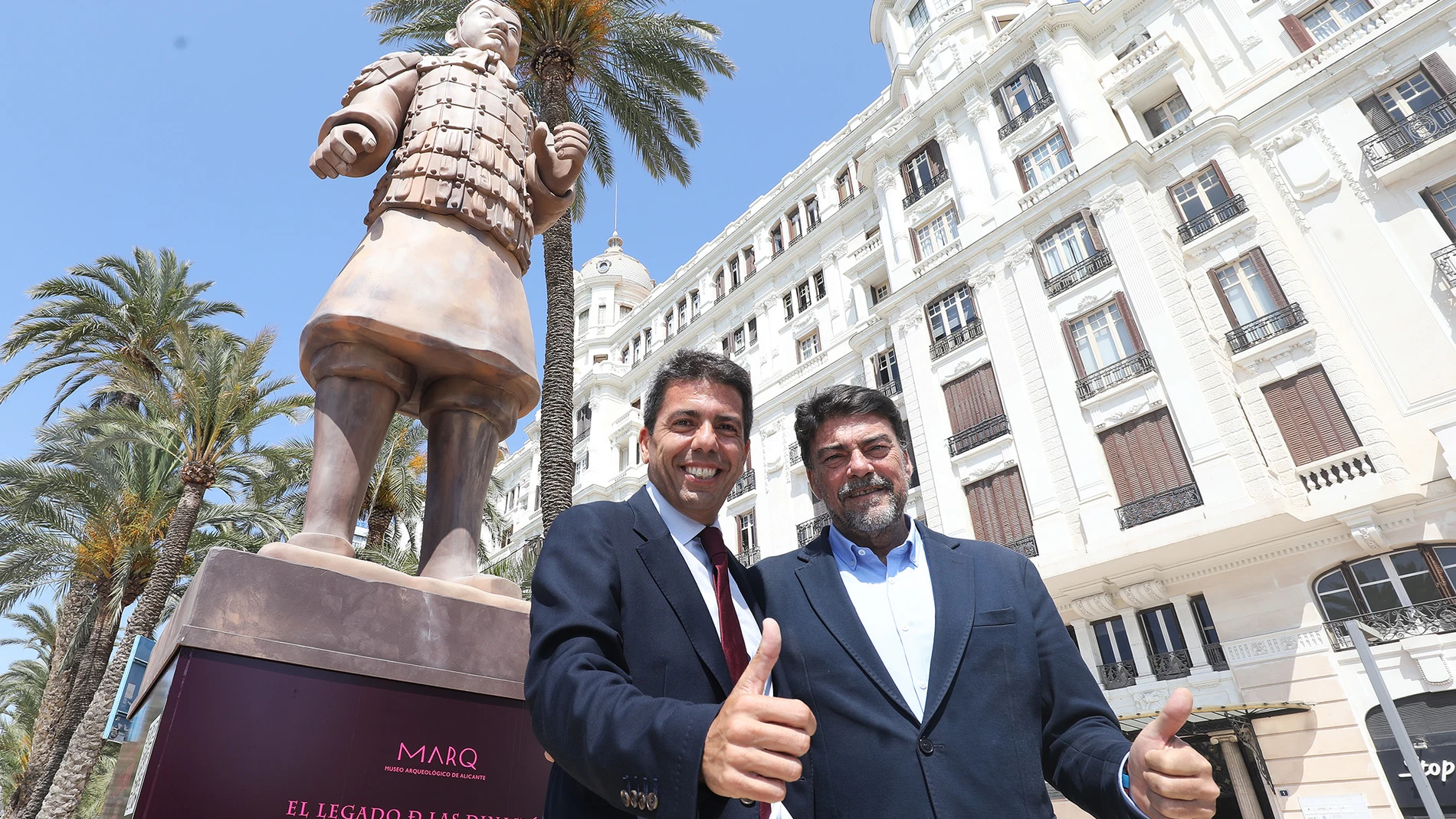 Carlos Mazón y Luis Barcala con la figura del guerrero, en Alicante.