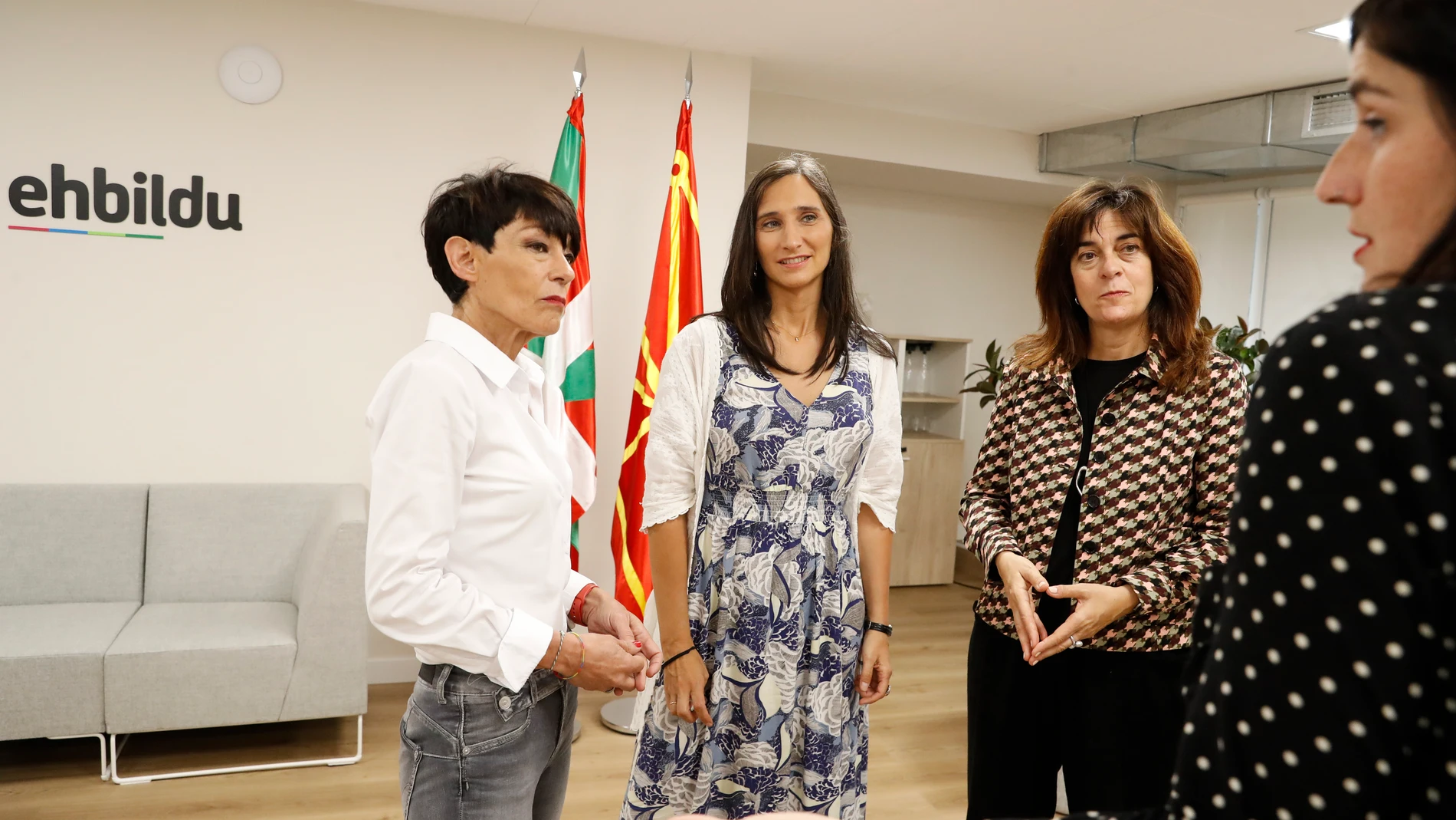 GRAFCAV8972. SAN SEBASTIÁN (ESPAÑA), 01/06/2023.- Las dirigentes de EH Bildu, Maddalen Iriarte (i), y Nekane Zinkunegi (d), se reúnen con, Miren Etxebeste (2i), y Mariví Eizaguirre (2d), de Elkarrekin Podemos, este jueves en San Sebastián para explorar pactos para garantizar la gobernabilidad de la Diputación de Gipuzkoa. EFE/Juan Herrero.