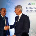 El consejero delegado de Cellnex, Tobías Martínez (izda.), junto a su sucesor, Marco Patuano, ayer, en la junta de accionistas 