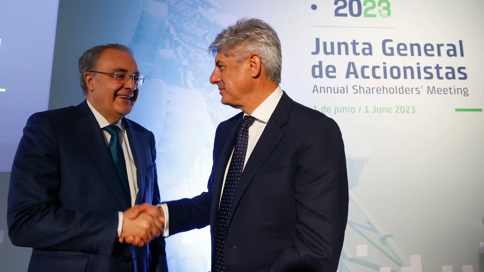 GRAF1334. BARCELONA, 01/06/2023.- El consejero delegado de Cellnex, Tobias Martínez (i), durante la junta general de accionistas que formaliza el nombramiento de Marco Patuano (d), quien fue presidente de la cotizada entre 2018 y 2019, como nuevo consejero delegado en sustitución de Martínez, este jueves. EFE/ Javier Lizon
