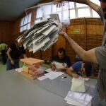 -FOTODELDÍA- BILBAO, 28/05/2023.-Los miembros de una mesa electoral proceden a la apertura de las urnas para el recuento de votos, tras el cierre de los colegios electorales este domingo en Bilbao