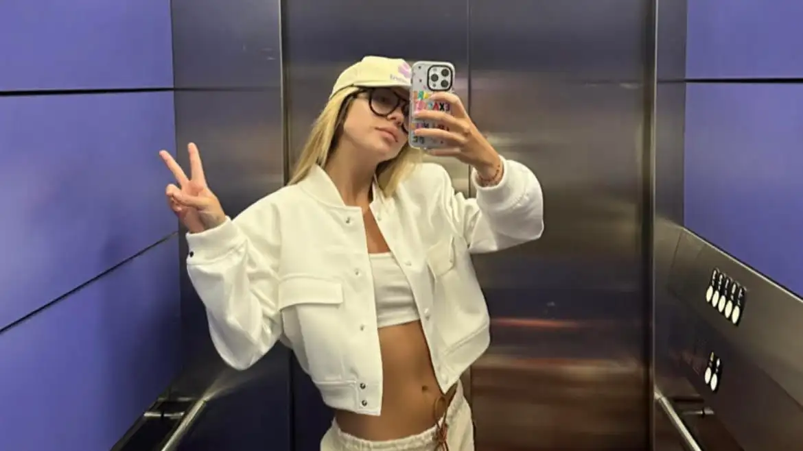 Anita Matamoros con bomber de Zara.