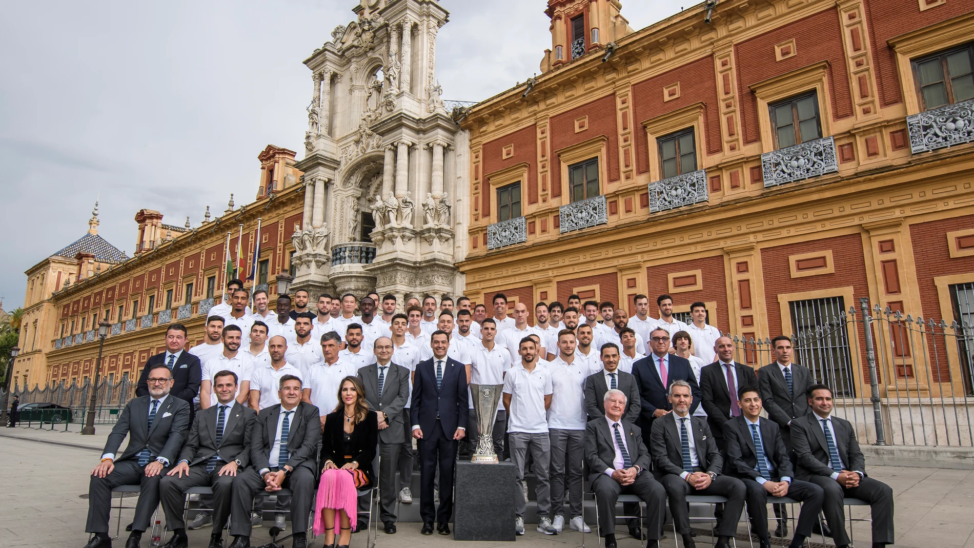 SEVILLA, 02/06/2023.- El presidente de la Junta de Andalucía, Juanma Moreno (c), recibe hoy viernes en el Palacio de San Telmo, en Sevilla, a la plantilla, técnicos y miembros del consejo de administración del Sevilla Fútbol Club tras ganar la Liga Europa. EFE/ Raúl Caro.