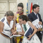 Presentación de la revista Festa de Fogueres ayer en el Ayuntamiento.