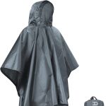 El curioso chubasquero 3 en 1 (poncho, manta y toldo) que arrasa en Amazon