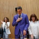 MADRID, 31/05/2023.- El presidente del Gobierno, Pedro Sánchez, agradece los aplausos de los senadores y diputados del PSOE, junto a la senadora Cristina Narbona (d), el portavoz en el Congreso Patxi López (i), y la ministra de Hacienda, María Jesús Montero, a su llegada este miércoles al Congreso de los Diputados para asistir a la reunión que ha convocado para abordar el reto de remontar en las elecciones generales los malos datos del PSOE en las autonómicas y municipales. 