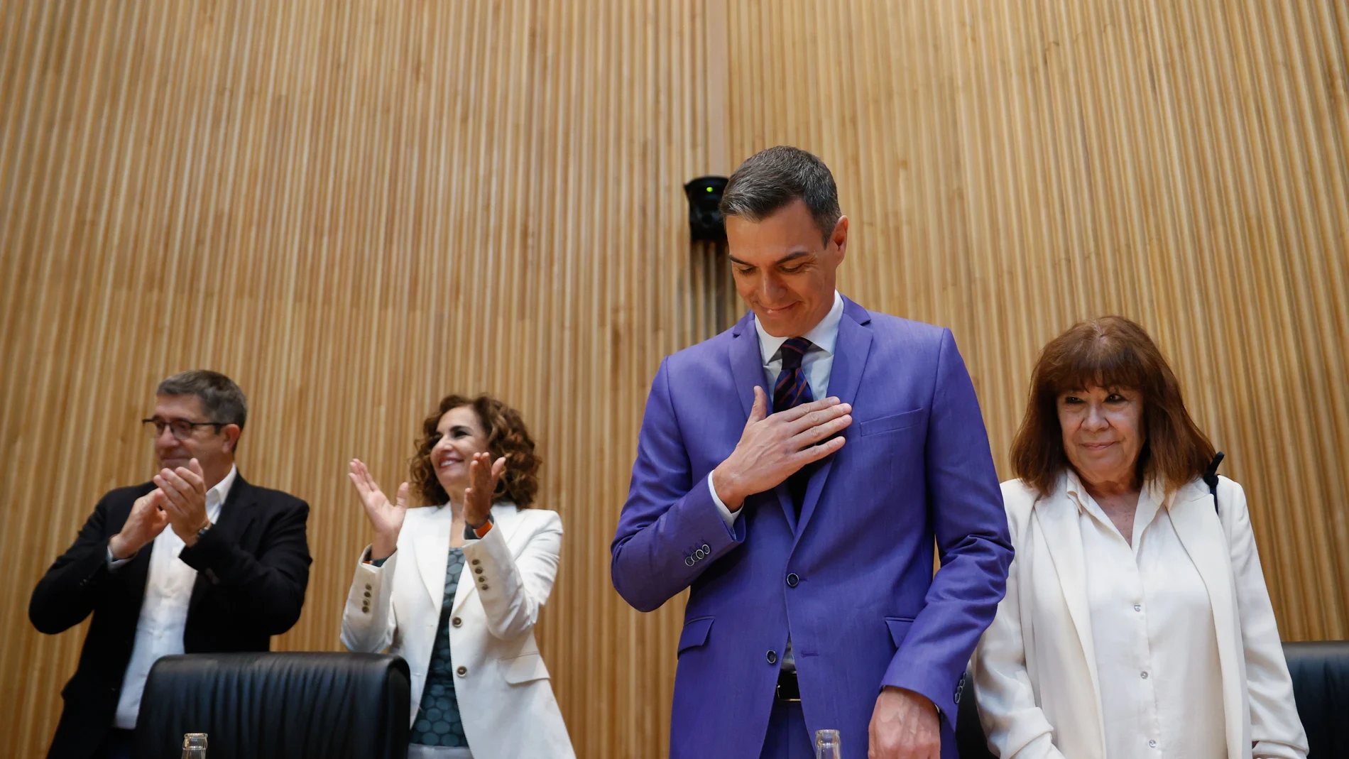 MADRID, 31/05/2023.- El presidente del Gobierno, Pedro Sánchez, agradece los aplausos de los senadores y diputados del PSOE, junto a la senadora Cristina Narbona (d), el portavoz en el Congreso Patxi López (i), y la ministra de Hacienda, María Jesús Montero, a su llegada este miércoles al Congreso de los Diputados para asistir a la reunión que ha convocado para abordar el reto de remontar en las elecciones generales los malos datos del PSOE en las autonómicas y municipales.