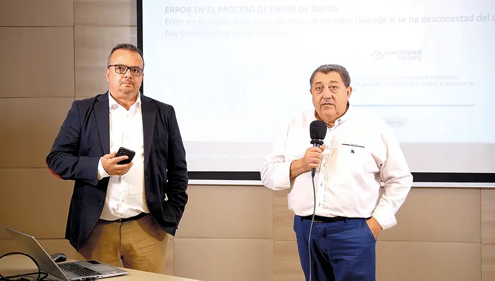 Presentación del caso de éxito de la Conselleria de Sanitat Universal y Salut Pública. Salvador Sánchez, de Open Cloud Factory (izq.) y Antonio Grimaltos, Técnico del Servicio de Seguridad de la Información (der.)