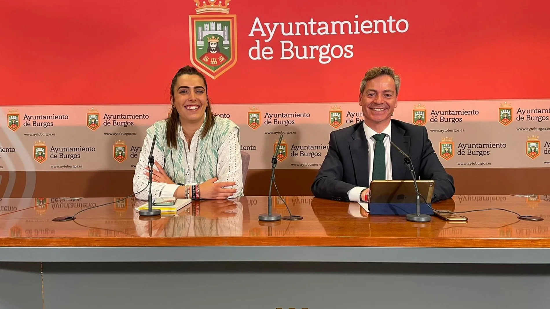Los populares Andrea Ballesteros y César Barriada claman contra la "desorganización y descontrol" en la gestión del alcalde Daniel de la Rosa
