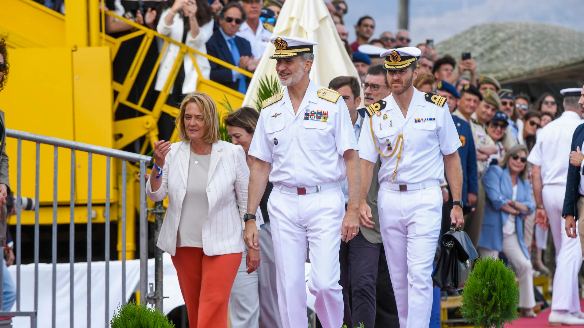 MOTRIL (GRANADA), 02/06/2023.- El rey Felipe VI (c), acompañado por la alcaldesa de Motril, Luisa María García Chamorro (i), preside la revista naval y la exhibición dinámica con motivo del Día de las Fuerzas Armadas, este viernes en Motril, Granada. EFE/ Miguel Ángel Molina