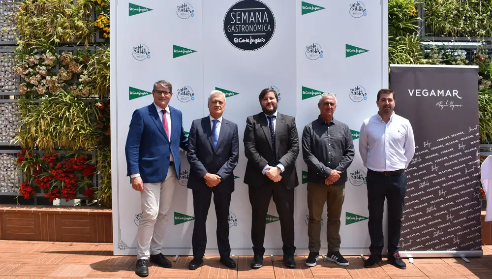 De derecha a izquierda, César Alepuz, de arroz Senia; José Andreu Pomares, de Lonja de la Cofradía de Pescadores de Santa Pola; Iván Riesgo, responsable de Compras Hostelería de El Corte Inglés; Joaquín Cerveró, director de El Corte Inglés Pintor Sorolla-Colón, y Pau Pérez Rico, director regional de Comunicación, Sostenibilidad y Relaciones Institucionales de El Corte Inglés